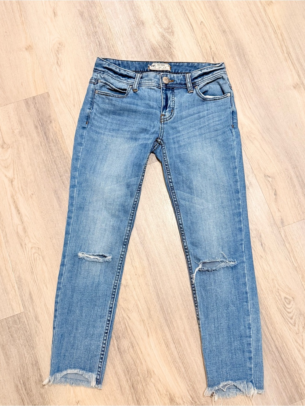 Free People Women’s Size 26 Distressed Cropped Skinny Jeans Light Wash Raw Hem